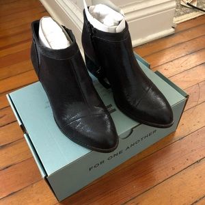 Tom’s Black Crackle Shimmer Loren Boots